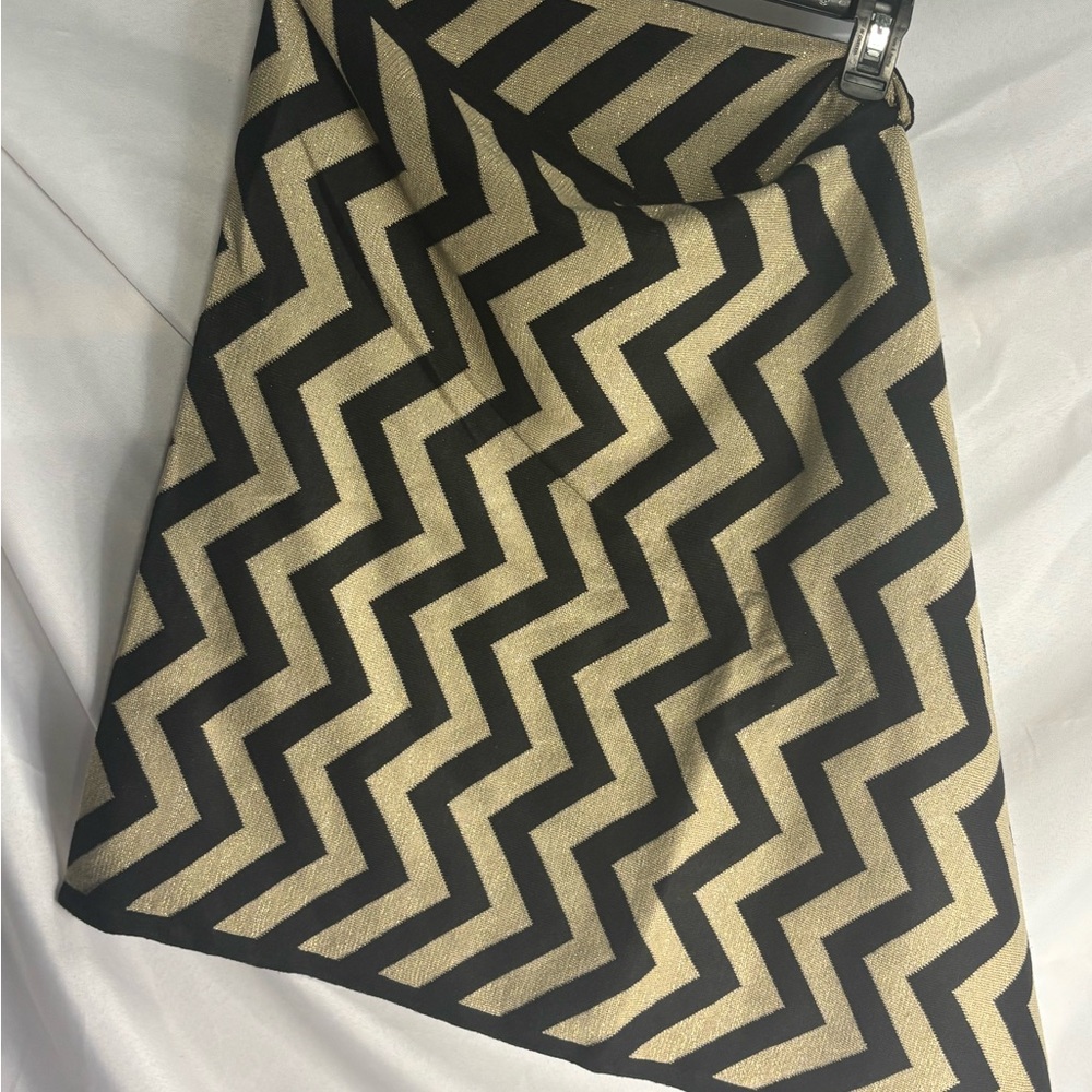 Elegant Chevron Patterned Scarf in Black and Gold